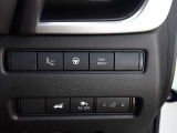 運転席の右側にはリモコンオートバックドア、メーカーオプションの100V AC電源のスイッチ等が付いています。