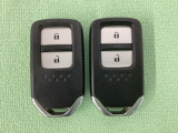スマートキーを装備しています。鍵を差し込むことなくドアロックの開け閉めと、スタートボタン操作でのエンジンスタートができます。スペアキーも同じものを用意しております。