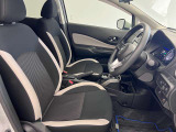 ゆったりと座れる運転席シートですのでストレスなく運転が出来ますよ!