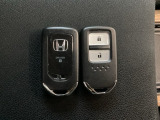 スマートキーを装備しています。鍵を差し込むことなくドアロックの開け閉めと、スタートボタン操作でのエンジンスタートができます。スペアキーも同じものを用意しております。