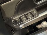 メモリー付き電動シートも装備されておりますのでシート位置を3パターン記憶できます。