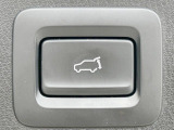 【パワーバックドア】スマートキーや運転席のボタンを押すだけでリアゲートが自動で開閉します!荷物を持っている時や、高い位置にあるバックドアを閉める際に便利な機能です♪