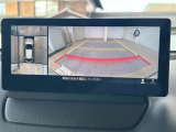 360度ビューカメラを搭載。4方の小型カメラの映像を処理し、車両真上からの映像に変換しています。