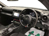 水平に構成され、車両姿勢の変化をつかみやすいインパネ!前方のガラスエリアも広く運転に集中できる空間を演出しています!