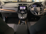 車内は光触媒抗菌消臭施工済です。インパネ周りはスタイリッシュなデザインで機能や装備も充実しています。グローブボックスやカップホルダーのほかにトレーなどたくさんの収納スペースが付いています。