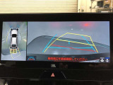 【パノラミックビューモニター(シースルービュー機能付)】クルマを上から見たような画像をディスプレイに表示し、運転席から確認しにくい箇所も確認できます。クルマを透過したような映像で周辺の確認も可能です。