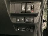 両側電動スライドドアは運転席から操作ができるよう、操作スイッチが付いています。その下にはHondaセンシング用のメインスイッチやETCがついています。高速道路の料金所の通過も楽々です!