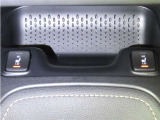 左右前席にはシートヒーターを装備しています。