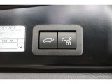 ドアが閉まった時にそのまま施錠もしてくれる予約ロック機能付きのパワーバックドア。荷物で手が塞がっている時に便利な機能です♪