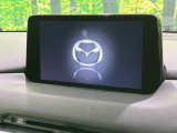 【8インチマツダコネクト】車内の雰囲気にマッチした大型のディスプレイ。スマホ接続でのナビ使用やBluetooth再生等、様々な機能が楽しめます。直感的なダイヤル操作が可能で、使い勝手も良好です。