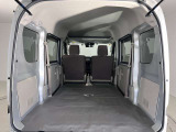 フルフラットにすれば大きな荷物なども乗り、大人も横になれるぐらい広いので車中泊もできますよ!