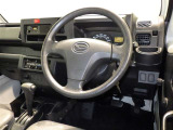 運転の際、常に目にする部分だけにシックで飽きのこないデザインが良いですね。