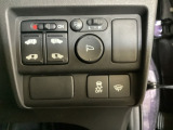 リアドアは乗り降りに便利な両側電動スライドドアです。また運転席に座っていながらスイッチ操作で自在にスライドドアを開け閉めできます。