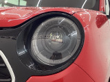 LEDヘッドライトは、点灯の瞬間から最大光量を発揮し、突然暗くなるトンネルなどでの安定感を高めます。