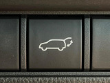 【パワーバックドア】スマートキーや運転席のボタンを押すだけでリアゲートが自動で開閉します!荷物を持っている時や、高い位置にあるバックドアを閉める際に便利な機能です♪