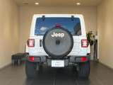後方から見ると特徴のあるテールランプシンプルにjeepエンブレムが付いてきます。