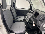 ゆったりと座れる運転席シートですのでストレスなく運転が出来ますよ!