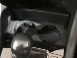 運転席、助手席間にはカップホルダーがあります。