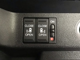 【両側パワースライドドア】両側がパワースライドドアになっており、運転席のスイッチやスマートキーでも開閉が可能です!開口部も広いので乗り降りも楽々♪