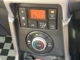 【オートエアコン】一度お好みの温度に設定すれば、車内の温度を検知し風量や温度を自動で調整。暑い…寒い…と何度もスイッチ操作をする必要はありません。快適な車内空間には必須の機能ですね♪