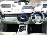 車内は、美しい仕上がりのインテリアが清々しくも落ち着いた雰囲気を醸し出し、独特の居心地のよさを感じさせる、まさにスカンジナビアン・デザインの傑作と呼ぶにふさわしい空間となっています。