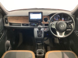 使いやすいレイアウトのダッシュボード周辺です。オートエアコンや小物入れなど嬉しい装備が満載です。