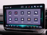 新しいインテリアの中枢をになうインフォテイメントシステムを大幅にアップデート。さらに12.9インチのワイドディスプレイも取り入れ、直感的な操作性と高い視認性を実現しました