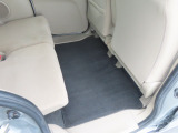 【後部座席のフロアマット】後部座席も純正フロアマット付きです。こちらも大きなスレや傷、汚れなどなくこちらも綺麗な状態です。