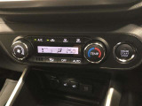 オートエアコンです。運転席から操作しやすいよう、使用頻度の高いスイッチを運転席側にレイアウトしています。