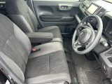 乗り心地の良いフロントシートです。足回りも広々としておりますので、長時間の運転も疲れづらいですよ。