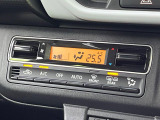 【オートエアコン】一度お好みの温度に設定すれば、車内の温度を検知し風量や温度を自動で調整。暑い…寒い…と何度もスイッチ操作をする必要はありません。快適な車内空間には必須の機能ですね♪
