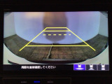 【バックカメラ】運転が苦手な方も車庫入れラクラクです!ギアをリバースに入れれば自動的に切り換わりますので、面倒な操作は不要です♪狭い駐車場もお車を傷つけず安心ですね!