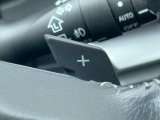 【パドルシフト】ハンドルから手を離さずに素早くシフトアップ&ダウンができるので、エンジンブレーキを使う下り坂や高速道路の合流で加速したい場面で役立ちます。