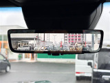 【デジタルインナーミラー(トヨタ)】車両後方カメラの映像をルームミラーに映すことが出来ます。 そのため、後席に人や荷物があって後方が見えづらい場合でもしっかり視界を確保することが出来ます。