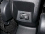 コンソールボックスの裏側にはUSB端子挿入口が2個あります。