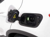 急速充電器は、商業施設など外出先の公共の充電ステーションでご利用いただけます。CHAdeMOに対応し、短時間で急速充電!150kWの急速充電器を使用した場合、充電率10%から80%まで、約32分で充電できます。