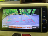 【バックカメラ】駐車時に後方がリアルタイム映像で確認できます。大型商業施設や立体駐車場での駐車時や、夜間のバック時に大活躍!運転スキルに関わらず、今や必須となった装備のひとつです!