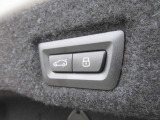 電動リアゲート装備。バンパー下でのキックオープン&クローズ機能も装備です。