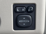 【電動格納ミラー】サイドミラーは電動格納式となっており、狭い駐車場でもキズがつくリスクを抑えられます。
