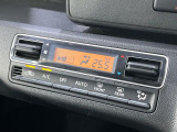 【オートエアコン】一度お好みの温度に設定すれば、車内の温度を検知し風量や温度を自動で調整。暑い…寒い…と何度もスイッチ操作をする必要はありません。快適な車内空間には必須の機能ですね