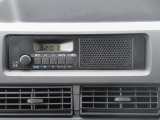 スピーカー内蔵AM/FMラジオを装着しています。