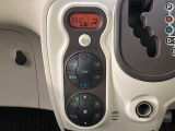 【オートエアコン】一度お好みの温度に設定すれば、車内の温度を検知し風量や温度を自動で調整。暑い…寒い…と何度もスイッチ操作をする必要はありません。快適な車内空間には必須の機能ですね♪