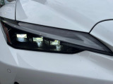 【3連LEDヘッドライト】悪天候や夜間走行時も良好な視界を確保し安心して運転できる高輝度LEDヘッドライトを装備!点灯速度が早く、消費電力も抑えられています。