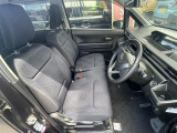 フロントシートはベンチシートです。インパネシフトで足元は広々。運転席と助手席はウォークスルーできます。