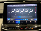 タッチスクリーンをタップするかスワイプするだけですべての機能を呼び出せます。Apple CarPlayおよびAndroid Autoに対応しスマートフォンとのシームレスな 連携も実現。さらに、USBポートを標準装備しています。