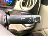 【オートライト】周りの明るさに応じて自動でヘッドライトの点灯・消灯ができる機能です!ライトの付け忘れ・消し忘れなどが無くなり、雨の日や夕方の走行も安心!トンネル通過時も便利ですね♪