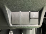 ホンダセンシング装着車となっております。衝突軽減ブレーキ、誤発進抑制機能、歩行者事故低減ステアリング、路外逸脱抑制機能、アダプティブクルーズコントロール、車線維持支援システム他、8つの機能で幅広く支援
