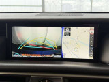 【バックガイドモニター】車両後方の映像をナビ画面に表示し、駐車などの後退操作をサポートします。