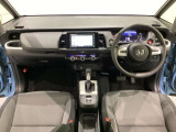 車内は光触媒抗菌消臭施工済です。インパネ周りはスタイリッシュなデザインです。グローブボックスやカップホルダーのほかにトレーなどたくさんの収納スペースが付いています。