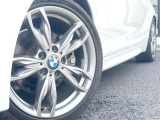 ●M235iクーペ用18インチアルミホイール:輸入車ならではの卓越した走りを支えるホイールと足回りです!日本車の走りに慣れている方にもぜひ体感して頂きたいほど、高いレベルでまとまっています!